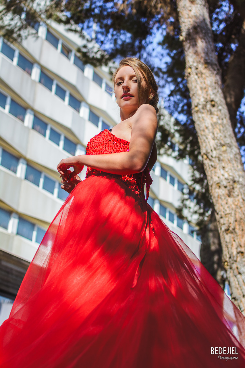 Portrait femme en robe rouge